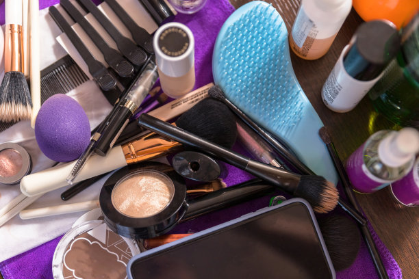 化妆大师的工具。顶部视图的表格与工作用品。图片下载