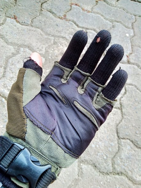 破旧的摩托车绿手套图片下载