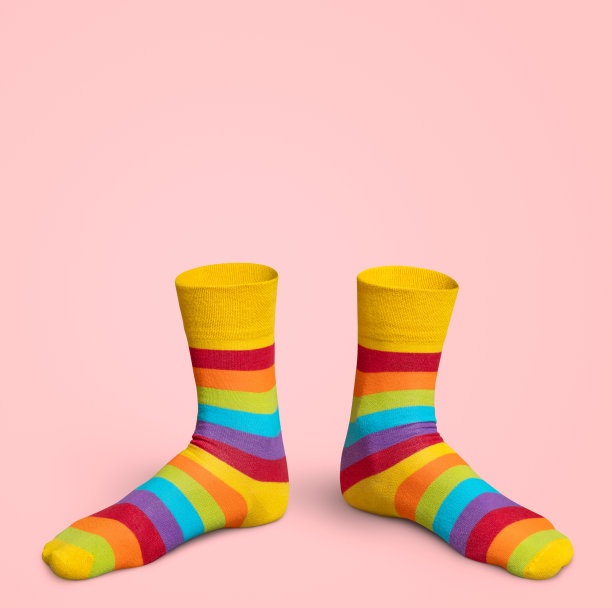 脚在彩虹色袜子在粉红色图片下载
