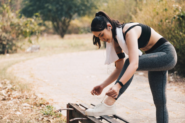 美丽的亚洲年轻女子跑步系鞋带的肖像。健康健身理念图片下载