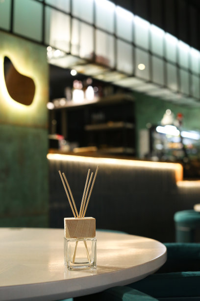 放松水疗场景中的草药和精油治疗设备图片下载