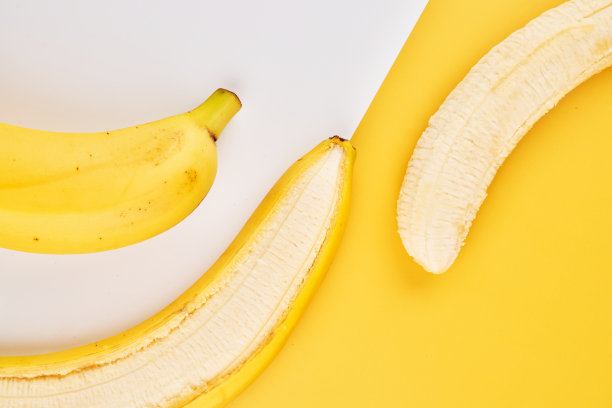 创意几何背景与香蕉。黄白色背景壁纸图片下载