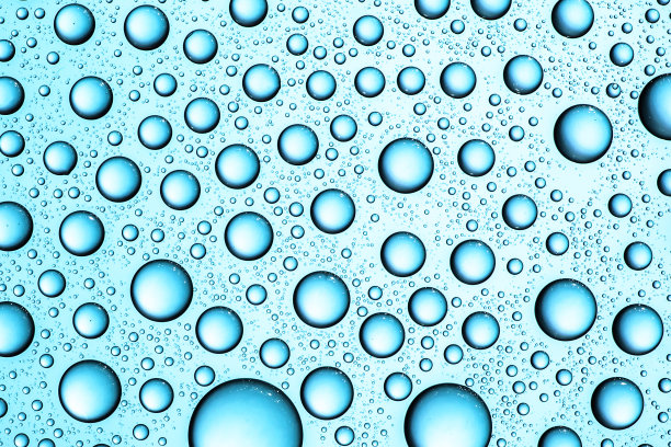 水滴的背景。湿玻璃表面纹理。泡沫露水模式。透明的窗户蓝色的雨滴。图片下载