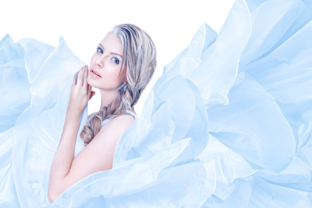 年轻美丽的女子用蓝色丝绸的肖像图片下载