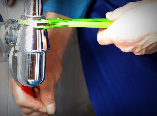 水管工在工作图片下载