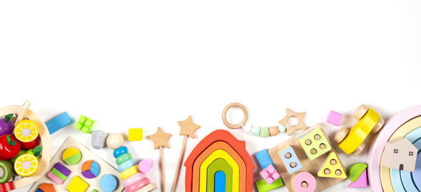 婴儿儿童玩具横幅背景。白色背景上的彩色教育玩具。俯视图，平放，文本复制空间图片下载