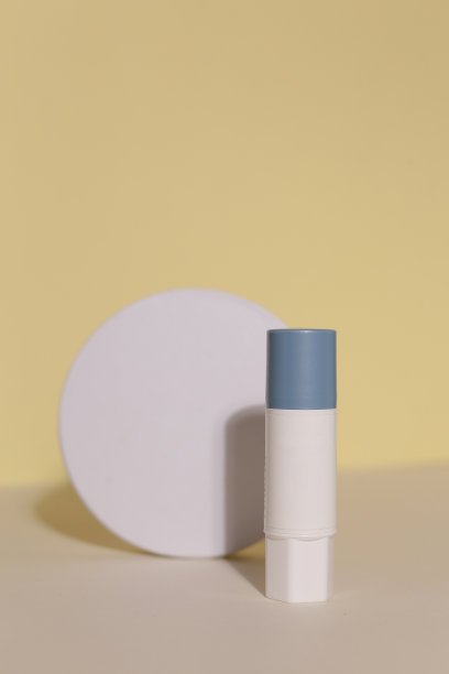 环保的瓶子或罐子，装有天然护肤化妆品，面霜或油在光的背景。植物美容产品图片下载