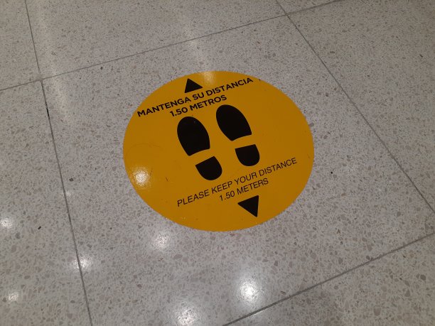 地板上有距离标志图片下载