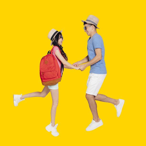 快乐兴奋的年轻游客夫妇跳和准备旅行图片下载