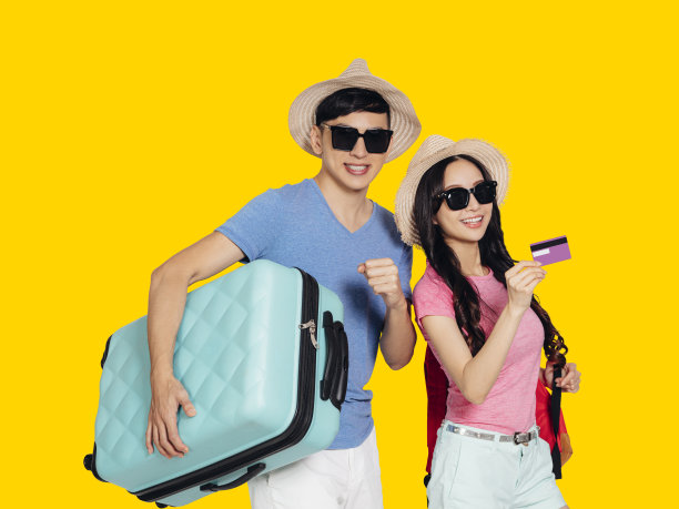 快乐的年轻游客夫妇出示信用卡和准备旅行图片下载