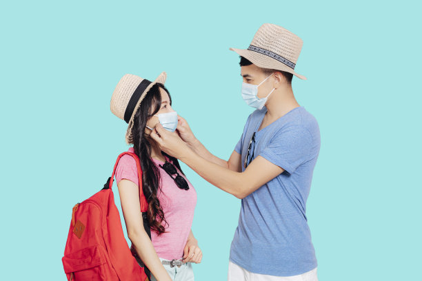 年轻夫妇戴着口罩夏天旅行图片下载