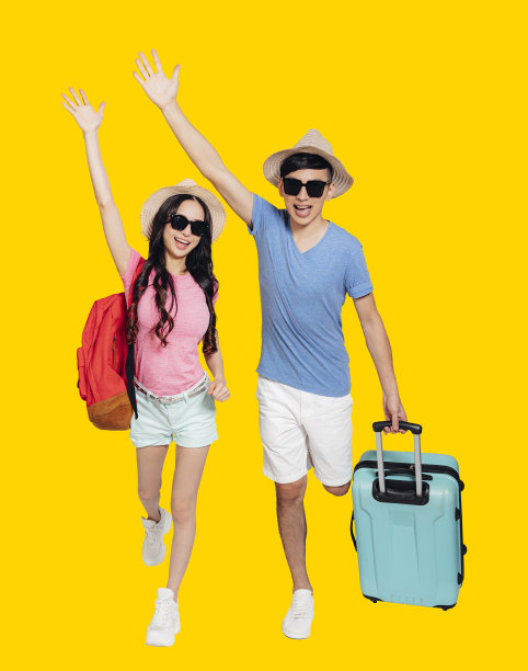 快乐兴奋的年轻游客夫妇奔向前，准备旅行图片下载