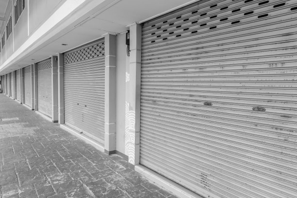 仓库、仓库或店面的封闭式钢卷帘门为金属背景和纹理门。图片下载