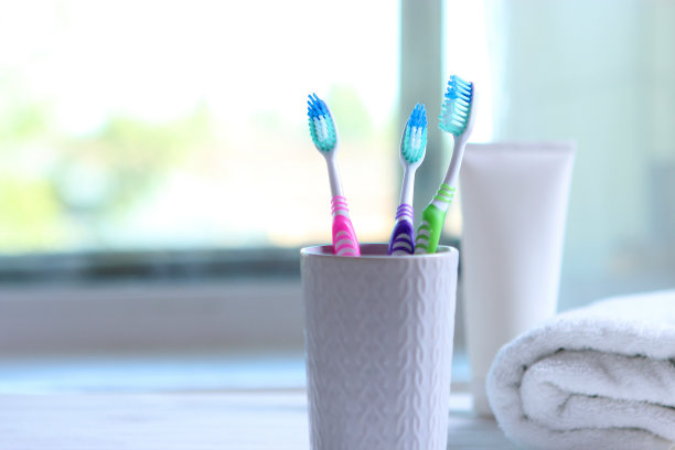 牙刷和口腔清洁剂放在桌子上。图片下载