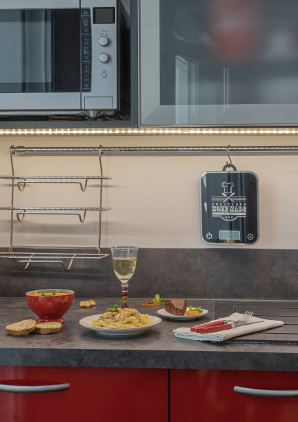 法国巴黎:奶油虾意大利面，蔬菜汤和巧克力图片下载