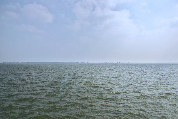 在印度马哈拉施特拉邦的Bhigwan，碧空白云的Bhima河全景图片下载