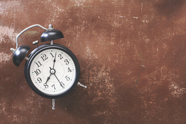 黑色时间，棕色背景图片下载