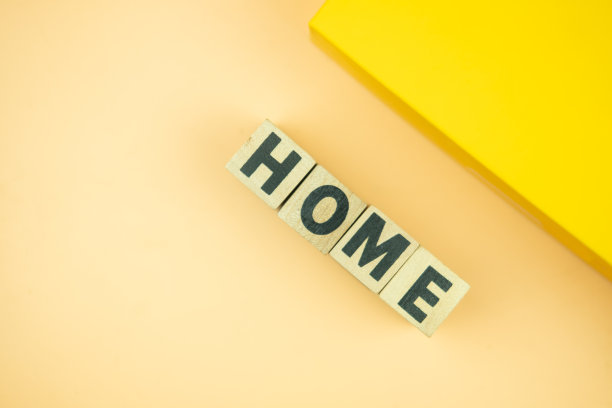 “家”的字母是用黑色的字母写在立方体上，背景是黄色图片下载