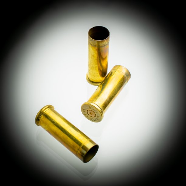 黄铜手枪壳在一个容器图片下载