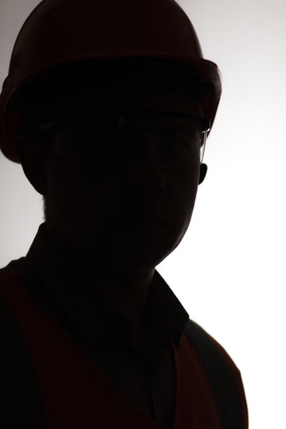 在白色孤立的背景上，戴着安全帽的建筑工人的面孔轮廓，男性职业图片下载