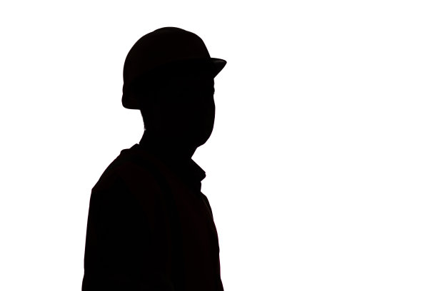 建筑工人的轮廓在白色孤立的背景上戴着安全帽，男性职业概念图片下载