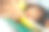 累了的女孩在读书的时候睡在书上。图片下载