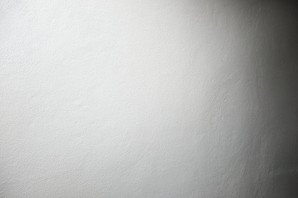 白色的混凝土墙，在聚光灯和黑暗的影子在相反的一面图片下载