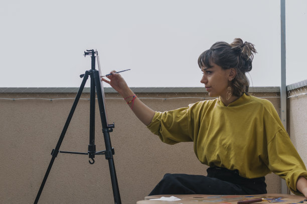 绘画艺术家在露台上、油漆匠、调色板和画笔上画一幅画图片下载