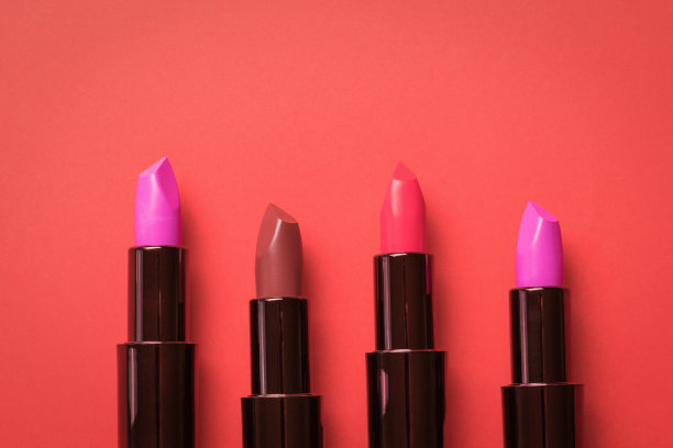 四管亮红色底色的口红。图片下载