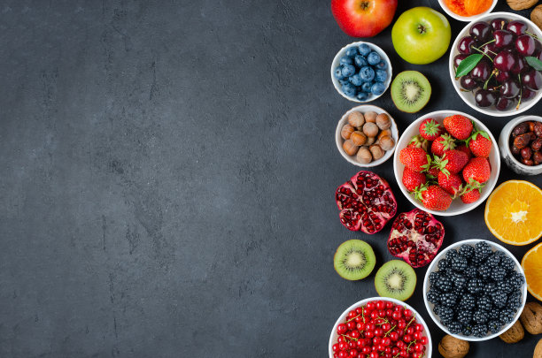 富含抗氧化剂的食物:浆果，坚果，水果。黑色的具体背景。本空间图片下载