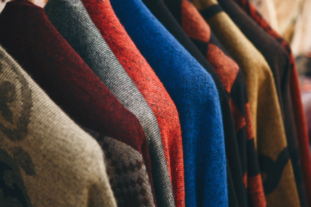 一排毛衣和套头毛衣的特写图片下载