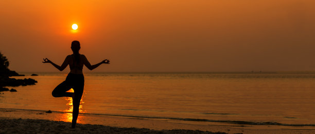 剪影生活方式女性瑜伽锻炼健康生活。年轻女孩或人摆姿势平衡身体，重要的禅和冥想锻炼图片下载