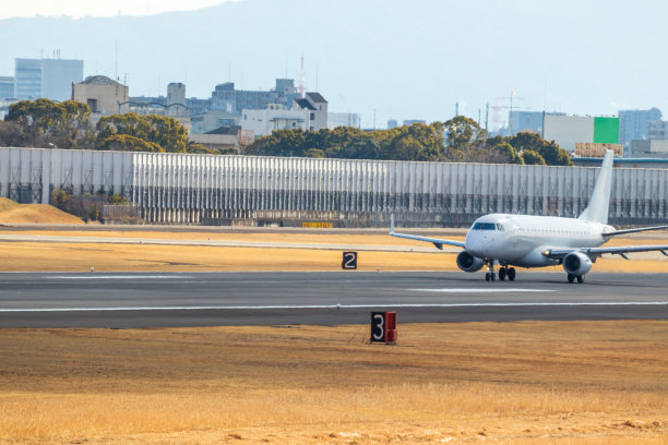 飞机在跑道上着陆图片下载
