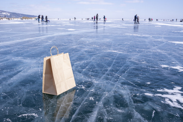 纸制食品袋放在冰上图片下载