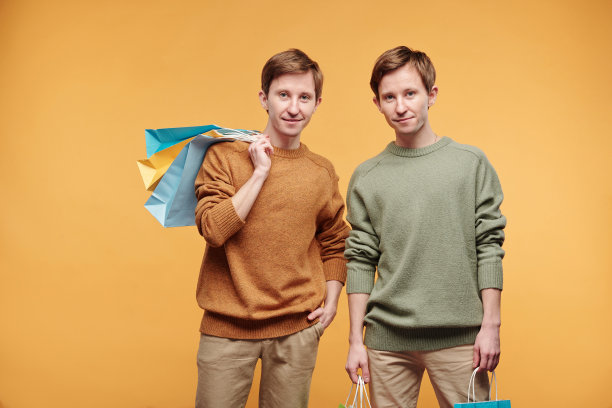 微笑着拿着购物袋的青少年图片下载