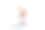 穿着牛仔裤和衬衫的小女孩在白色背景下摆姿势。图片下载