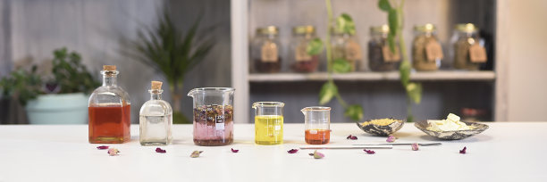 带有柜台的横幅，在一个天然化妆品车间，有精油和香精图片下载