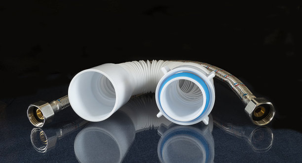 带虹吸的柔性软管通过反射固定在桌面上图片下载