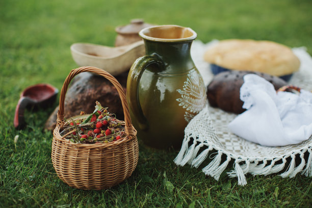 传统的一套花盆和篮子装满浆果在绿色的草地上图片下载