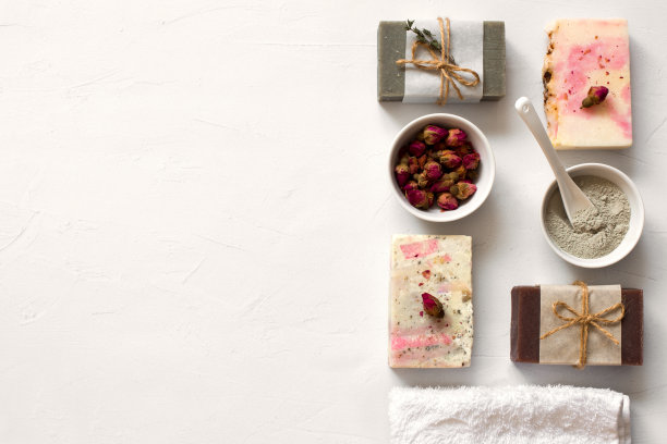 白色背景上手工制作的肥皂条。平躺图片下载