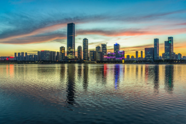 暮色中的城市天际线和现代建筑，中国的城市景观图片下载