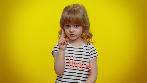 童女警告用警告的手指手势，说不，小心，避免危险图片下载