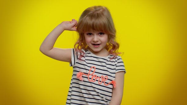 小女孩指着摄像机，做着愚蠢的手势，责怪某个白痴的疯狂计划图片下载