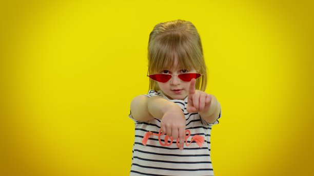 顽皮有趣的小女孩听音乐通过耳机，跳舞迪斯科愚弄的乐趣图片下载