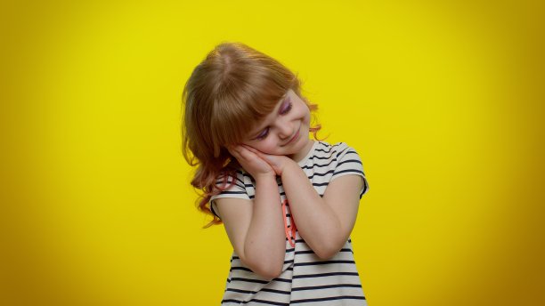 无聊累的金发少年小孩女孩打哈欠，瞌睡不专心的感觉，睡眠不足，懒惰图片下载