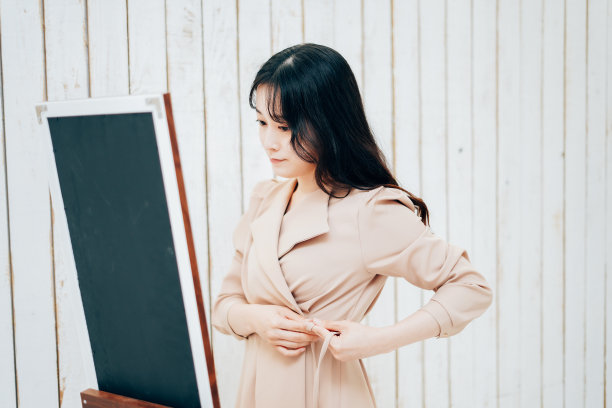 年轻女子适合在家图片下载