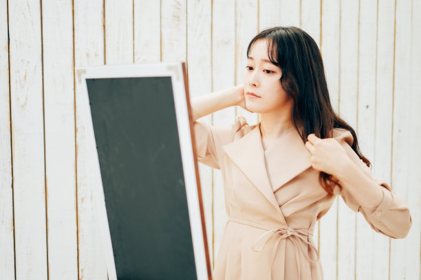 年轻女子适合在家图片下载