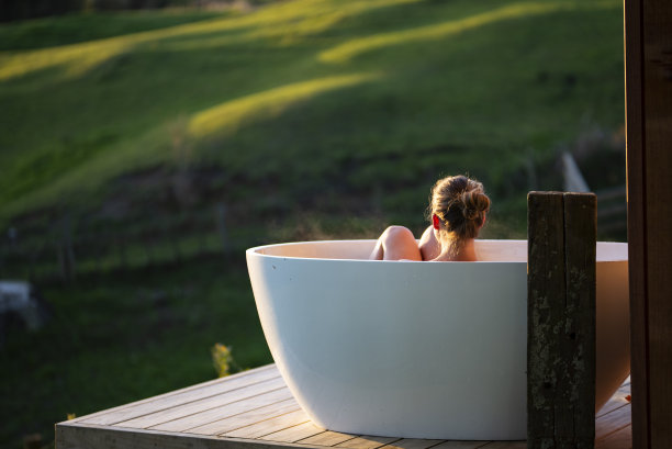 女人在户外沐浴看日落图片下载