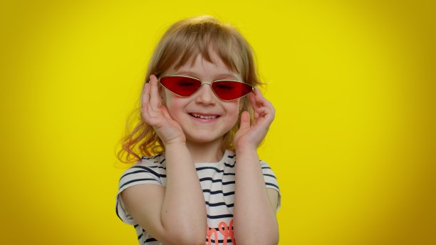 一个十几岁的小女孩戴着时髦的太阳镜听音乐，跳迪斯科，开玩笑，玩得开心图片下载