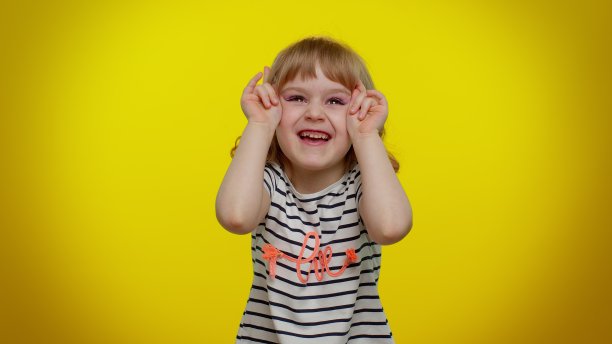 有点疯狂有趣的孩子，展示舌头，胡闹，做鬼脸，疯狂图片下载